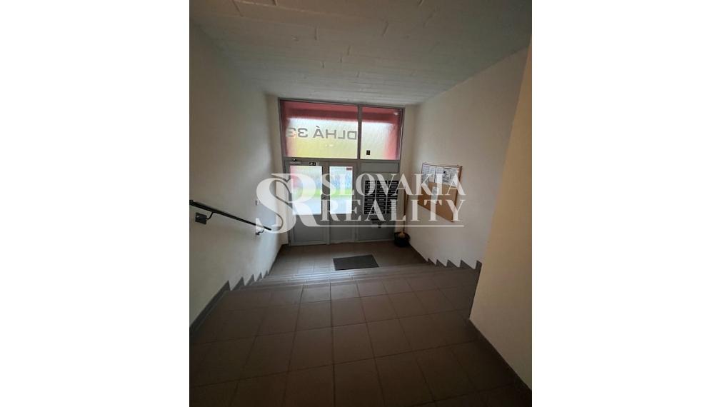 Garsónka Chrenová, novozrekonštruovaná, pivnica, výťah