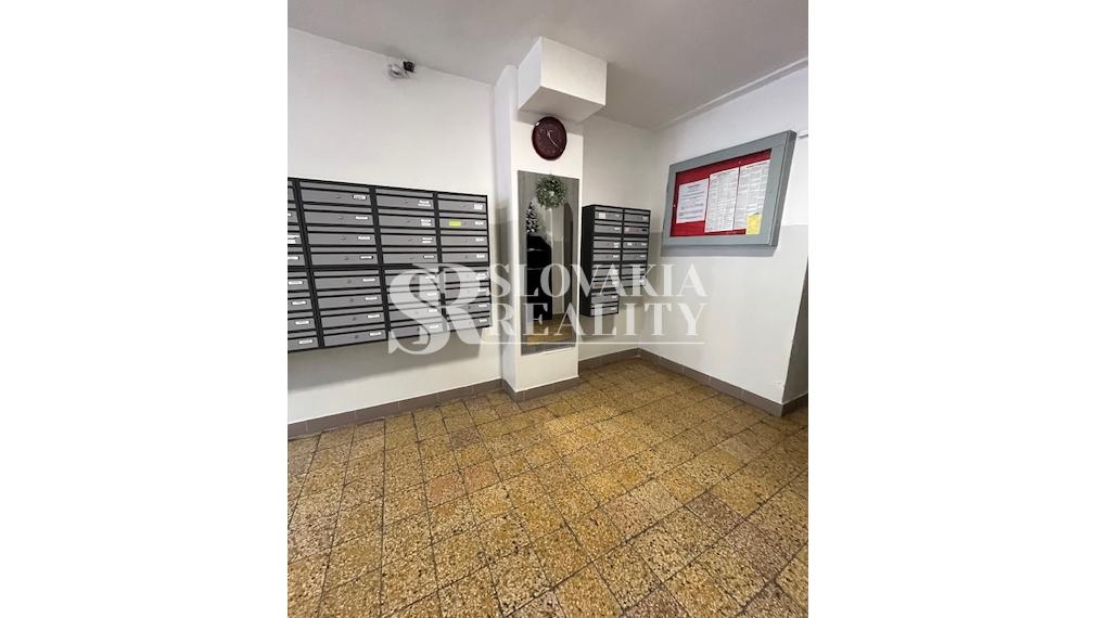 1-izb.byt na Chrenovej, kompletná rekonštrukcia, zariadený