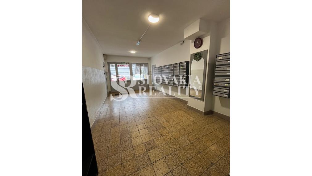 1-izb.byt na Chrenovej, kompletná rekonštrukcia, zariadený