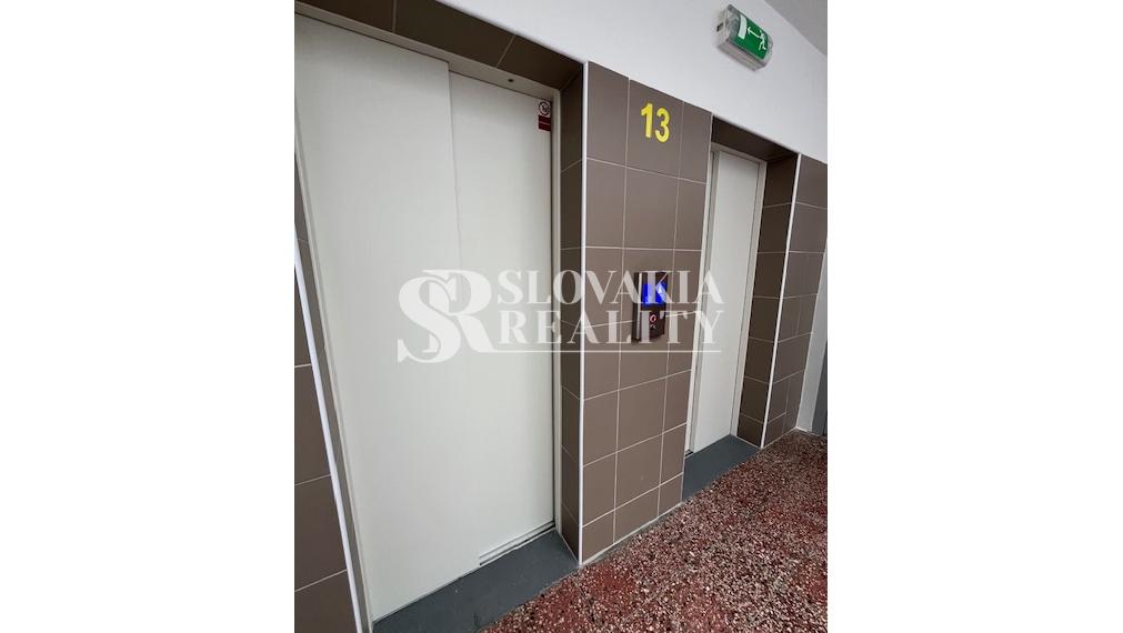 1-izb.byt na Chrenovej, kompletná rekonštrukcia, zariadený