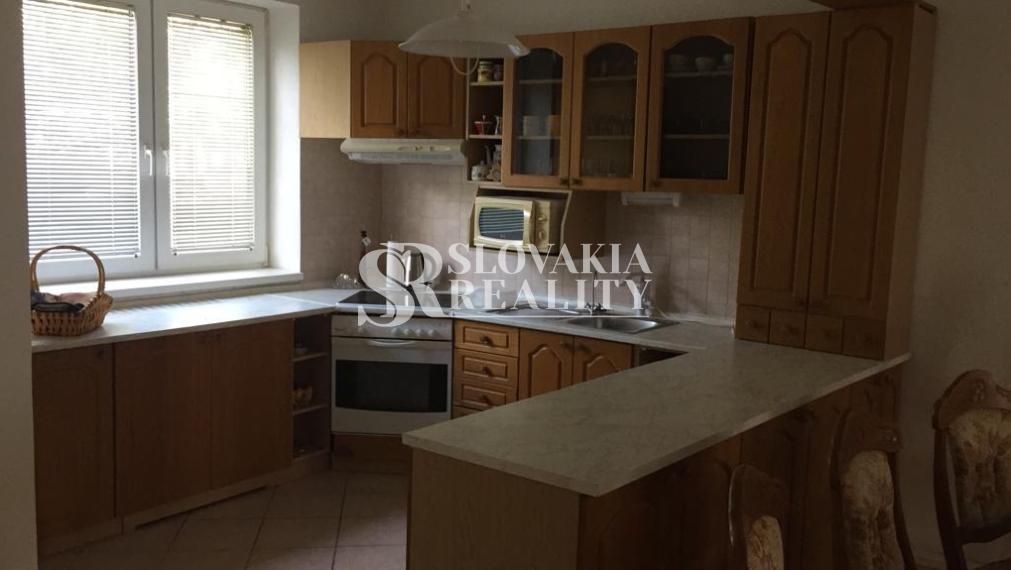 Veľmi príjemný, zariadený 3 izbový rodinný dom na Zobore