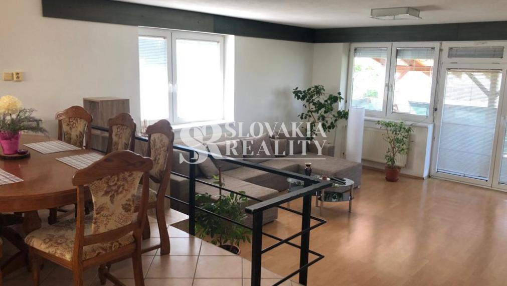 Veľmi príjemný, zariadený 3 izbový rodinný dom na Zobore