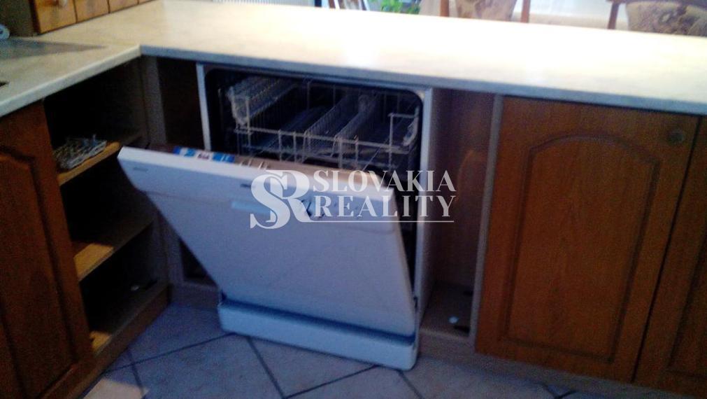 Veľmi príjemný, zariadený 3 izbový rodinný dom na Zobore