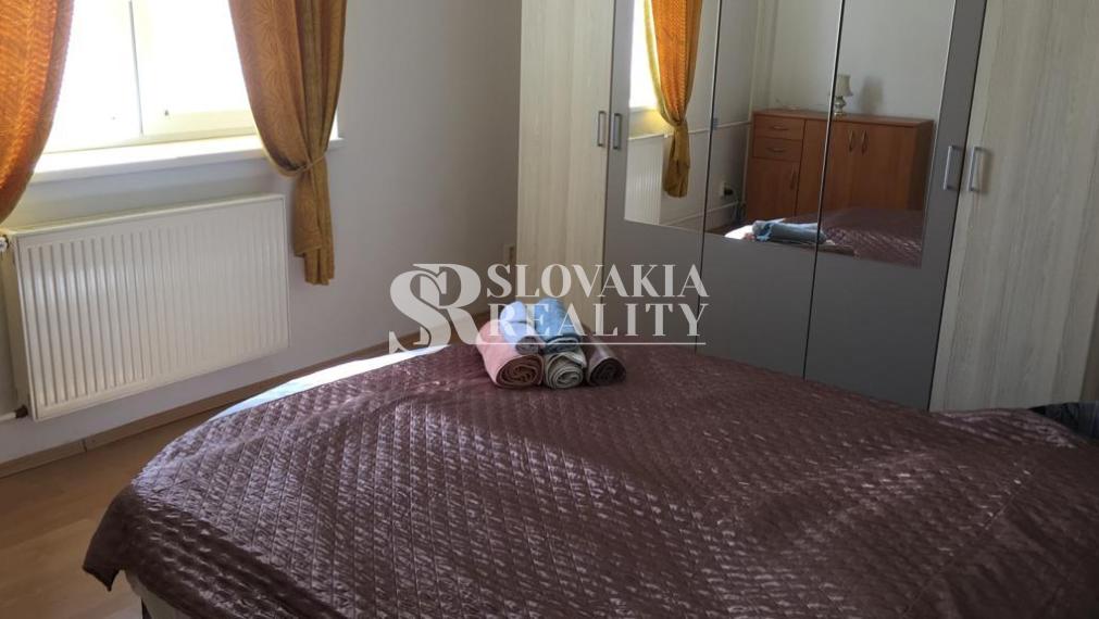 Veľmi príjemný, zariadený 3 izbový rodinný dom na Zobore