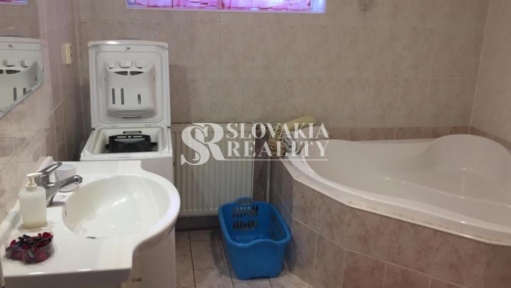 Veľmi príjemný, zariadený 3 izbový rodinný dom na Zobore