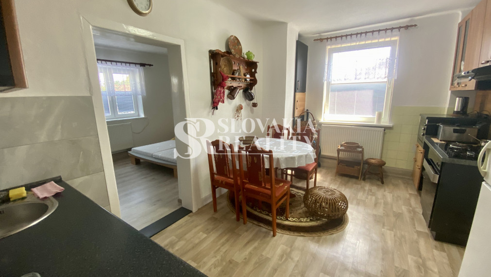 REZERVOVANÝ! Rodinný dom s dušou, 2 izby, pozemok 704m2