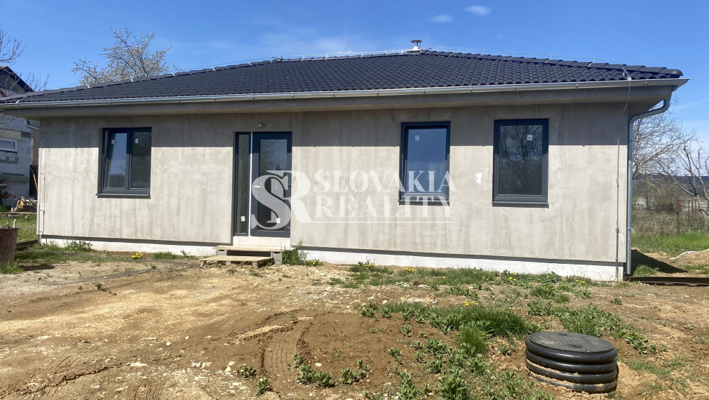 REZERVOVANÝ Skolaudovaná Novostavba bungalovu, 3 izby, 410m2 pozemok, Kolíňany