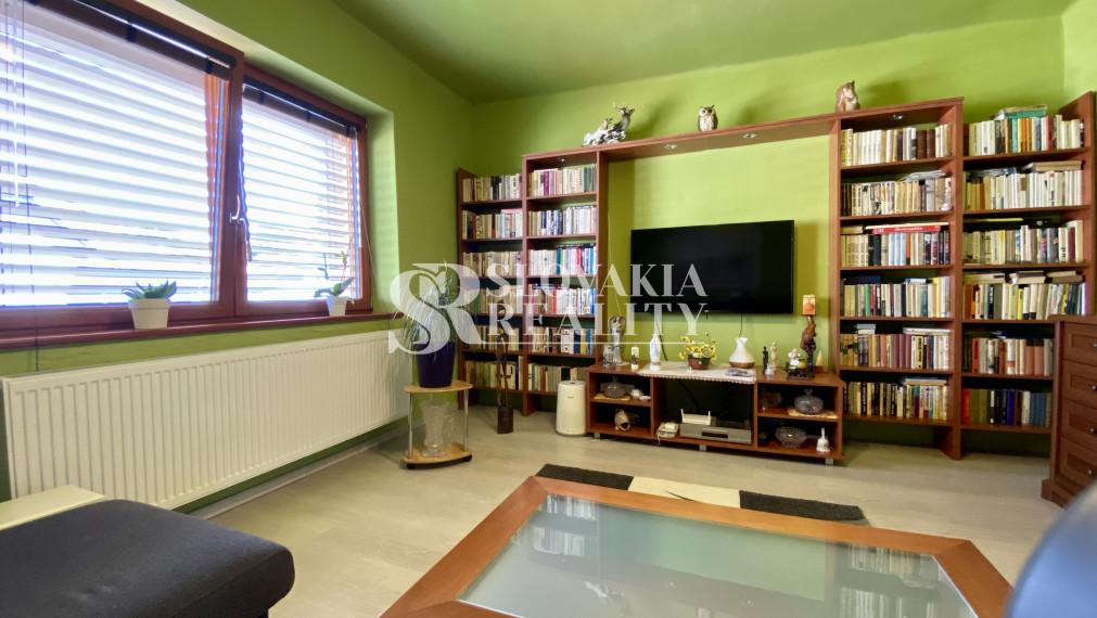 Na predaj 5 izbový rodinný dom o veľkosti cca 150m2 na 1084m2 krásnom, slnečnom pozemku. Všetky IS, studňa