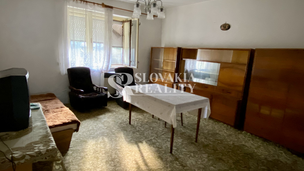Na predaj 3 izbový rodinný dom v Mojzesove. Všetky IS okrem kanalizácie, pozemok 2914m2, obdĺžnik. Rozmery 15x196m. Tichá, kľudná ulica.