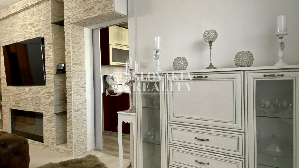 Krásny, slnečný zrekonštruovaný 4 izbový byt s rozlohou 99m2, šatník, klimatizácia, elektrický krb, balkón z kuchyne. Výborná občianska vybavenosť