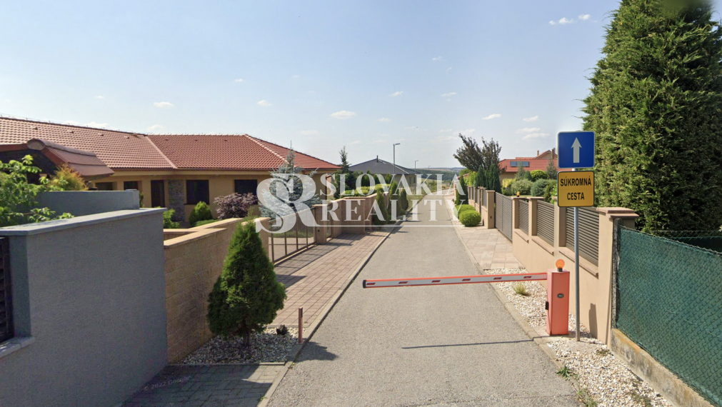 Nadštandardný stavebný pozemok v lukratívnej lokalite so všetkými inžinierskymi sieťami. Nitra, ulica Wolfganga Kempelena, 994m2