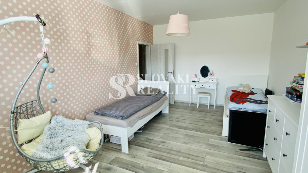 Kompletne zariadený veľký 2-izb.byt, 67m2, dve 6m izby,  7/7 poschodie, čiastočná rekonštrukcia, klimatizácia a bezproblémové parkovanie