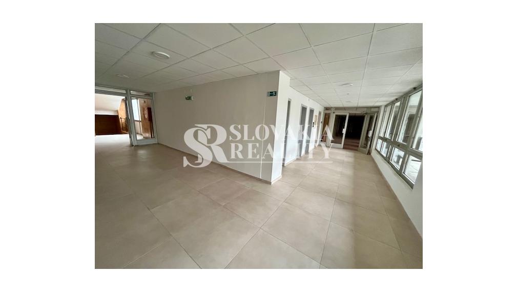 Kancelária 42 m2 na prenájom v absolútnom centre mesta Nitry, prístup 24/7, parkovanie, klimatizácia, novozrekonštruovaná