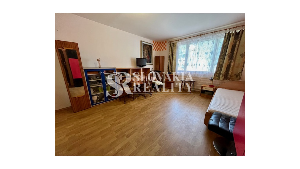 Na predaj 2-garsonka 45 m², Jedlíkova ulica, prízemie