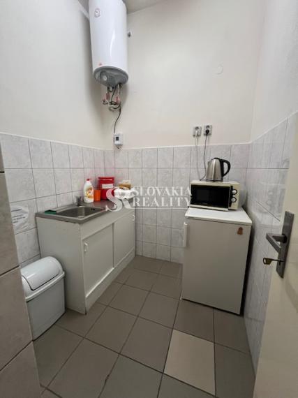 Kancelária Mlynárce, parkovanie v cene prenájmu, 17,5 m2