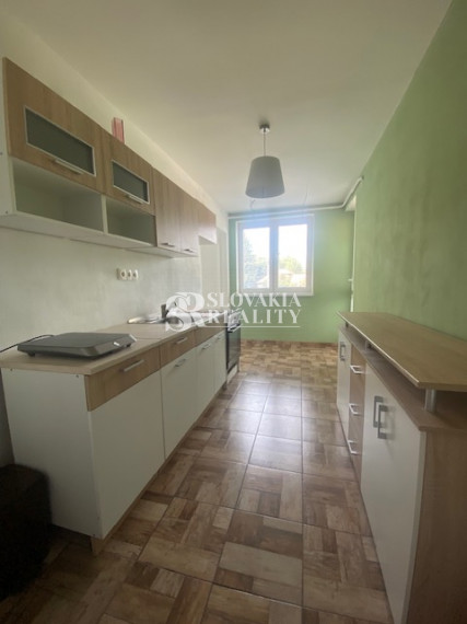 Na predaj veľký 72m2 byt 3-izb., balkón, 2 veľké pivnice, záhrada.