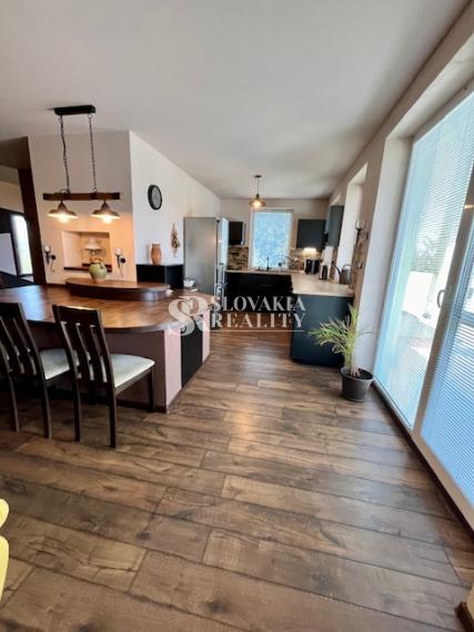 Novostavba RD, pozemok 1366m2, 5-izb., dvojgaráž, 2 kúpeľne