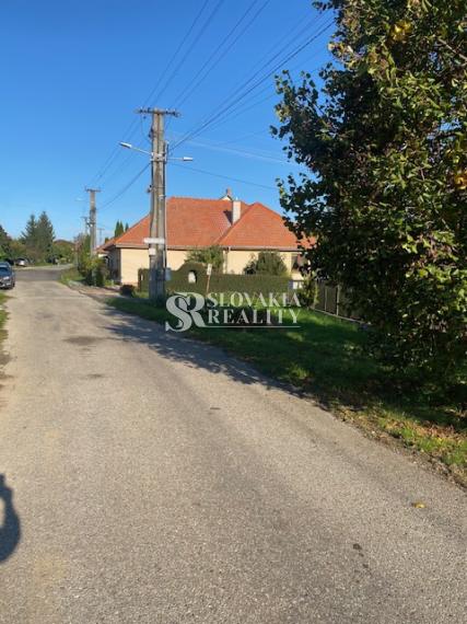 Atraktívny pozemok 2435m2, 3 prístupové cesty IS v Klasove.