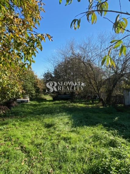 Atraktívny pozemok 2435m2, 3 prístupové cesty IS v Klasove.