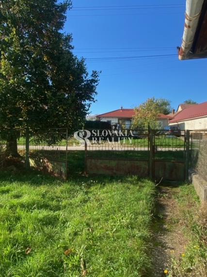 Atraktívny pozemok 2435m2, 3 prístupové cesty IS v Klasove.