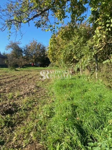 Atraktívny pozemok 2435m2, 3 prístupové cesty IS v Klasove.