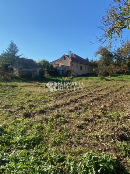 Atraktívny pozemok 2435m2, 3 prístupové cesty IS v Klasove.