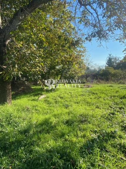 Atraktívny pozemok 2435m2, 3 prístupové cesty IS v Klasove.
