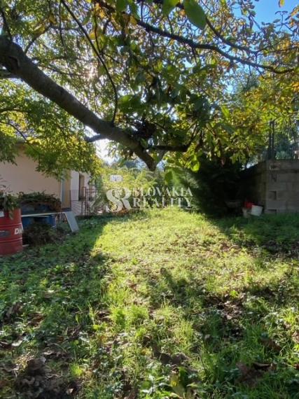 Atraktívny pozemok 2435m2, 3 prístupové cesty IS v Klasove.