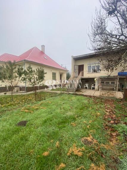 Domček 100m2 + menší domček na pozemku, terasa, garáž