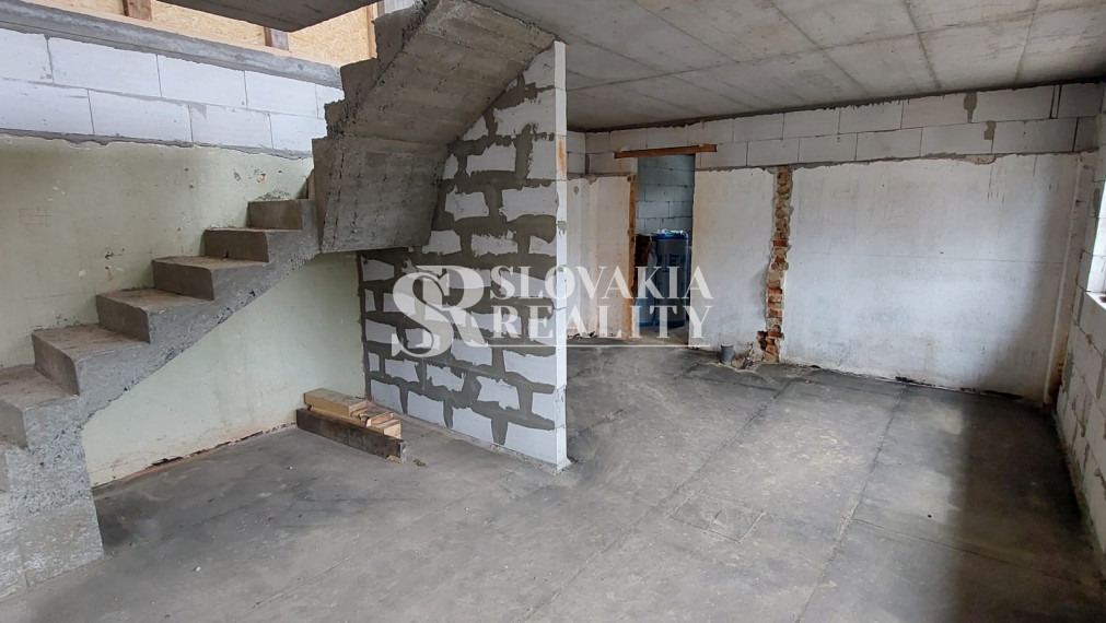 Rozostavaný rodinný dom Kolíňany, 3 izby, 411 m2 pozemok
