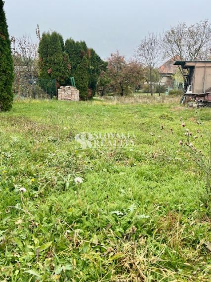 Stavebný pozemok Veľký Cetín, 535m2, voda, studňa, plyn,