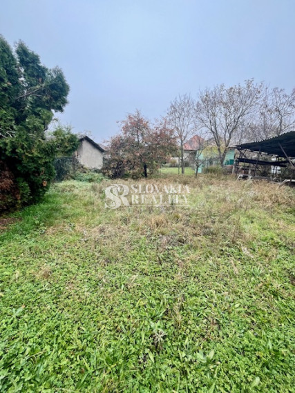 Stavebný pozemok Veľký Cetín, 535m2, voda, studňa, plyn,