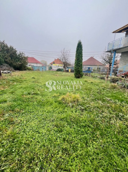 Stavebný pozemok Veľký Cetín, 535m2, voda, studňa, plyn,