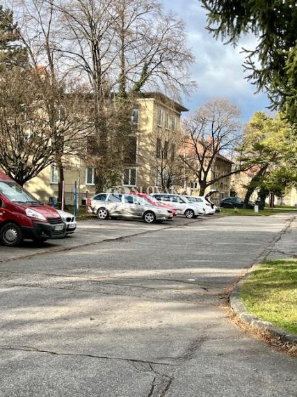 2-izb.byt na Parkovom nábreží, parkovanie