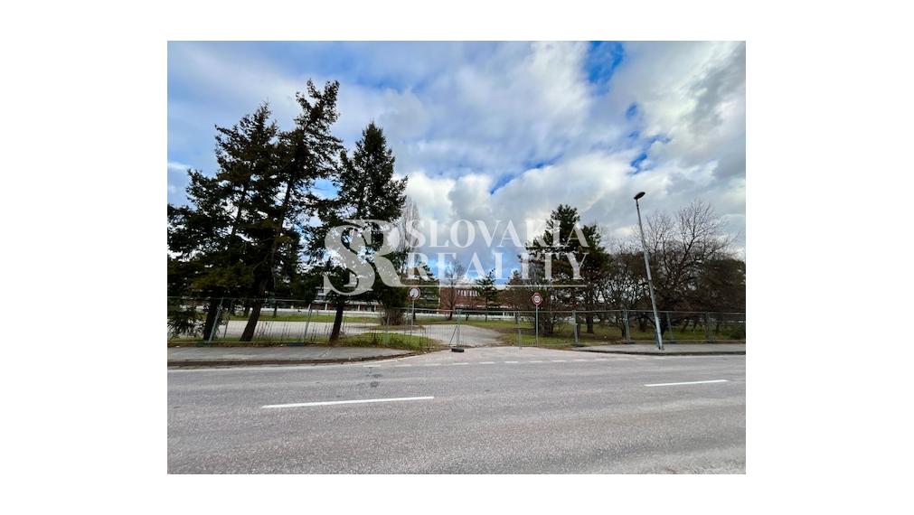 2-izb.byt na Parkovom nábreží, parkovanie