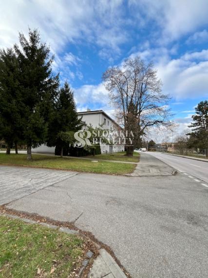 2-izb.byt na Parkovom nábreží, parkovanie