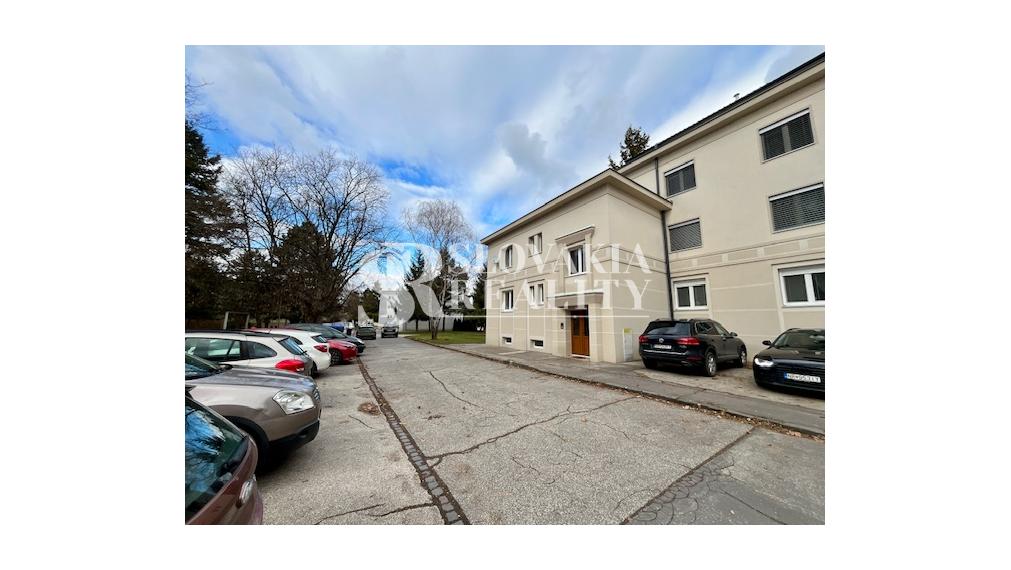 2-izb.byt na Parkovom nábreží, parkovanie