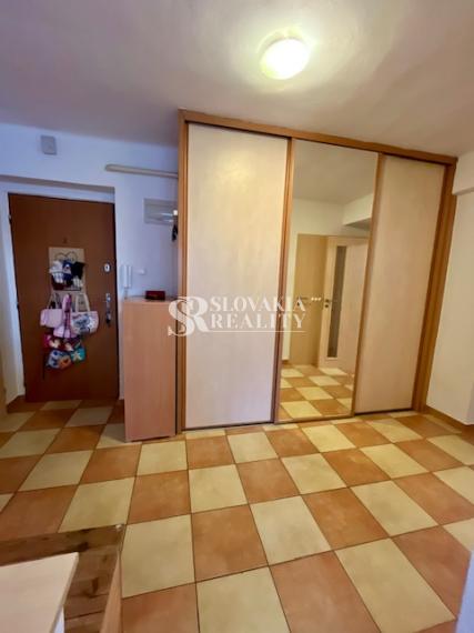 2-izb.byt na Parkovom nábreží, parkovanie