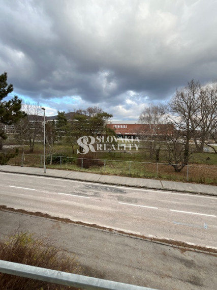 2-izb.byt na Parkovom nábreží, parkovanie