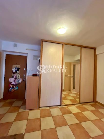 2-izb.byt na Parkovom nábreží, parkovanie