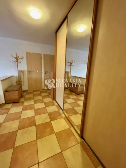 2-izb.byt na Parkovom nábreží, parkovanie