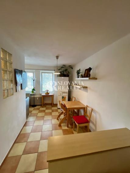 2-izb.byt na Parkovom nábreží, parkovanie