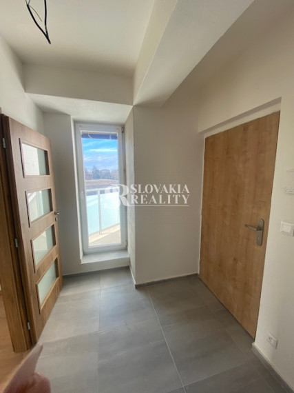 Novostavba, veľká garsónka/ateliér s balkónom