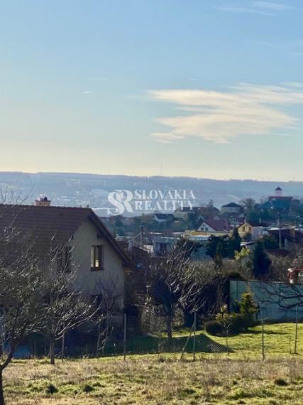 Na predaj jeden z najkrajších pozemkov na Zobore v Nitre