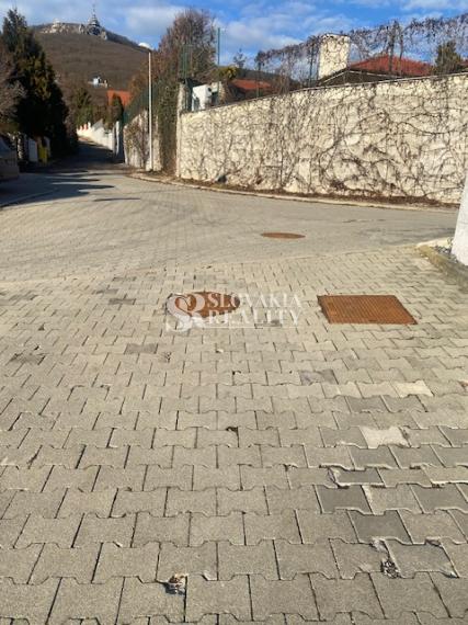 Na predaj jeden z najkrajších pozemkov na Zobore v Nitre