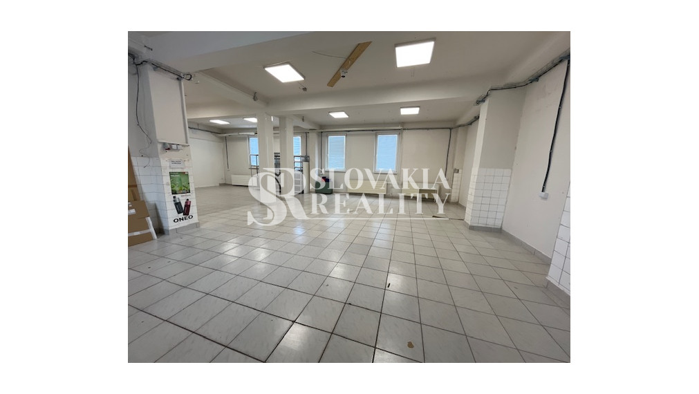 Skladový/obchodný priestor s kanceláriou, 120m2, prízemie