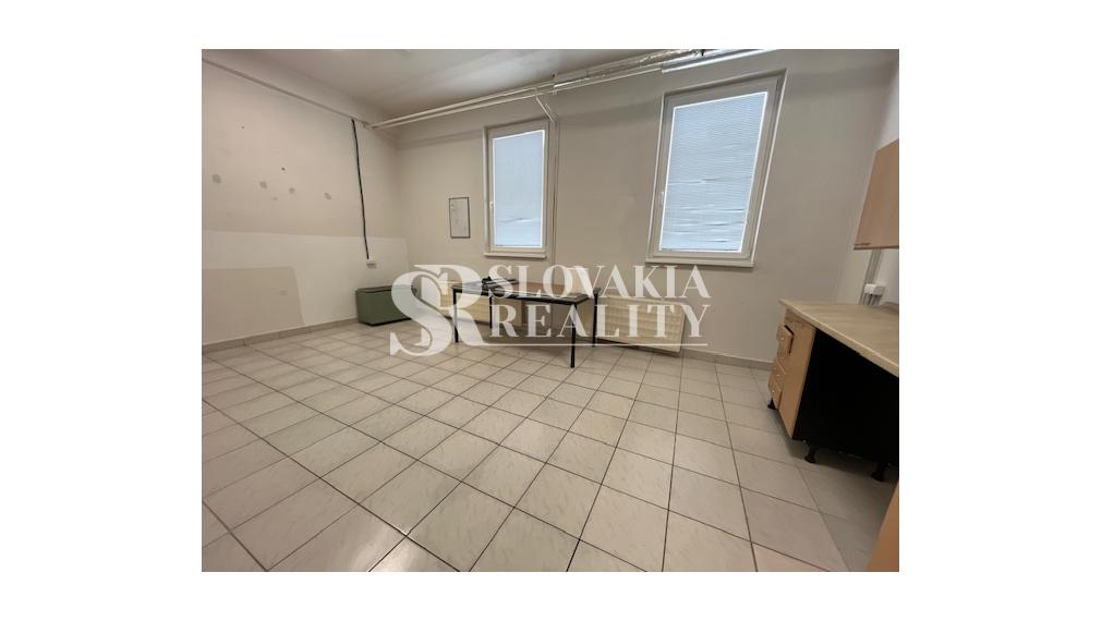 Skladový/obchodný priestor s kanceláriou, 120m2, prízemie