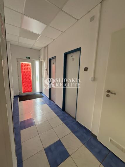 Skladový/obchodný priestor s kanceláriou, 120m2, prízemie