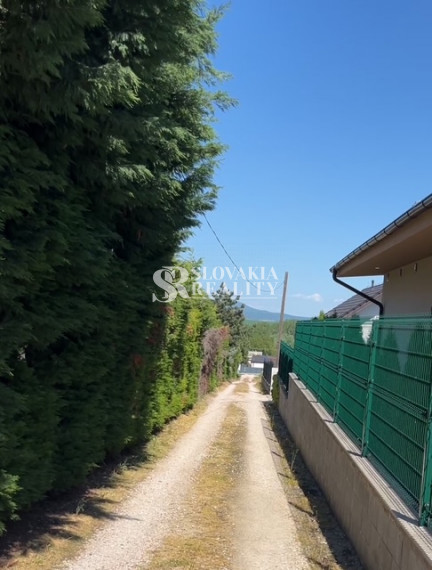 REZERVOVANÝ! Stavebný pozemok 784 m2, STAVEBNÉ POVOLENIE