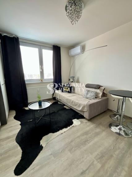 Slnečná, príjemná a zariadená garsónka na Štefánikovej ul.